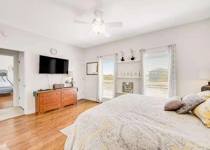 Family Friendly With Private Pool And Dock On The Bay * Gulf Shores